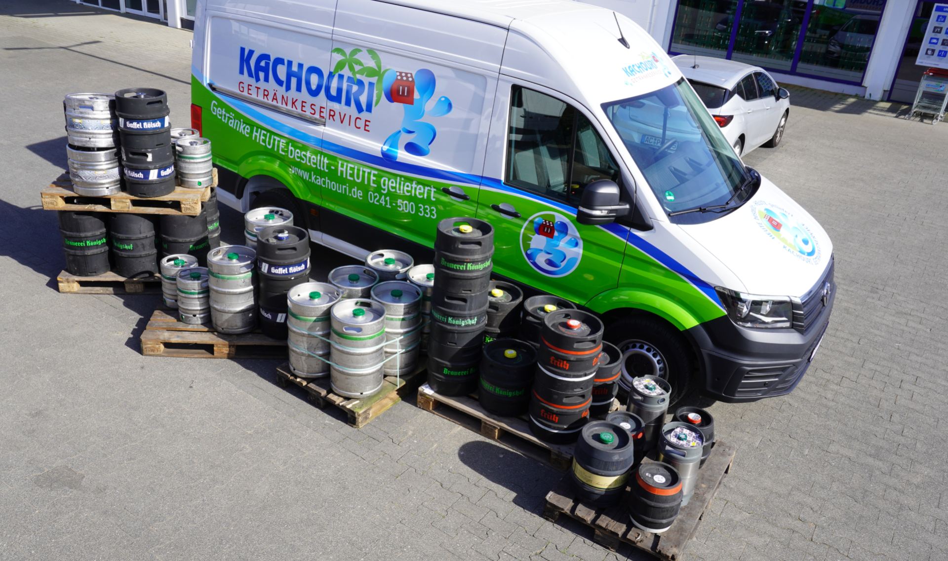 Lieferwagen von Kachouri Getränke-Service mit Bierfässern